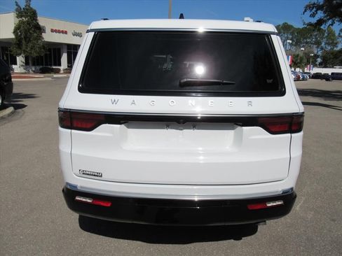 Used 2025 Jeep Wagoneer 4WD image 6