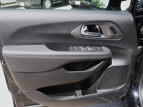 New 2025 Chrysler Pacifica Select w/ Uconnect Theater Family Group image 30