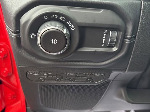 Used 2025 Jeep Wrangler Unlimited Sahara AWD/4WD image 34