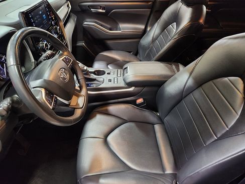 Used 2022 Toyota Highlander XLE image 29