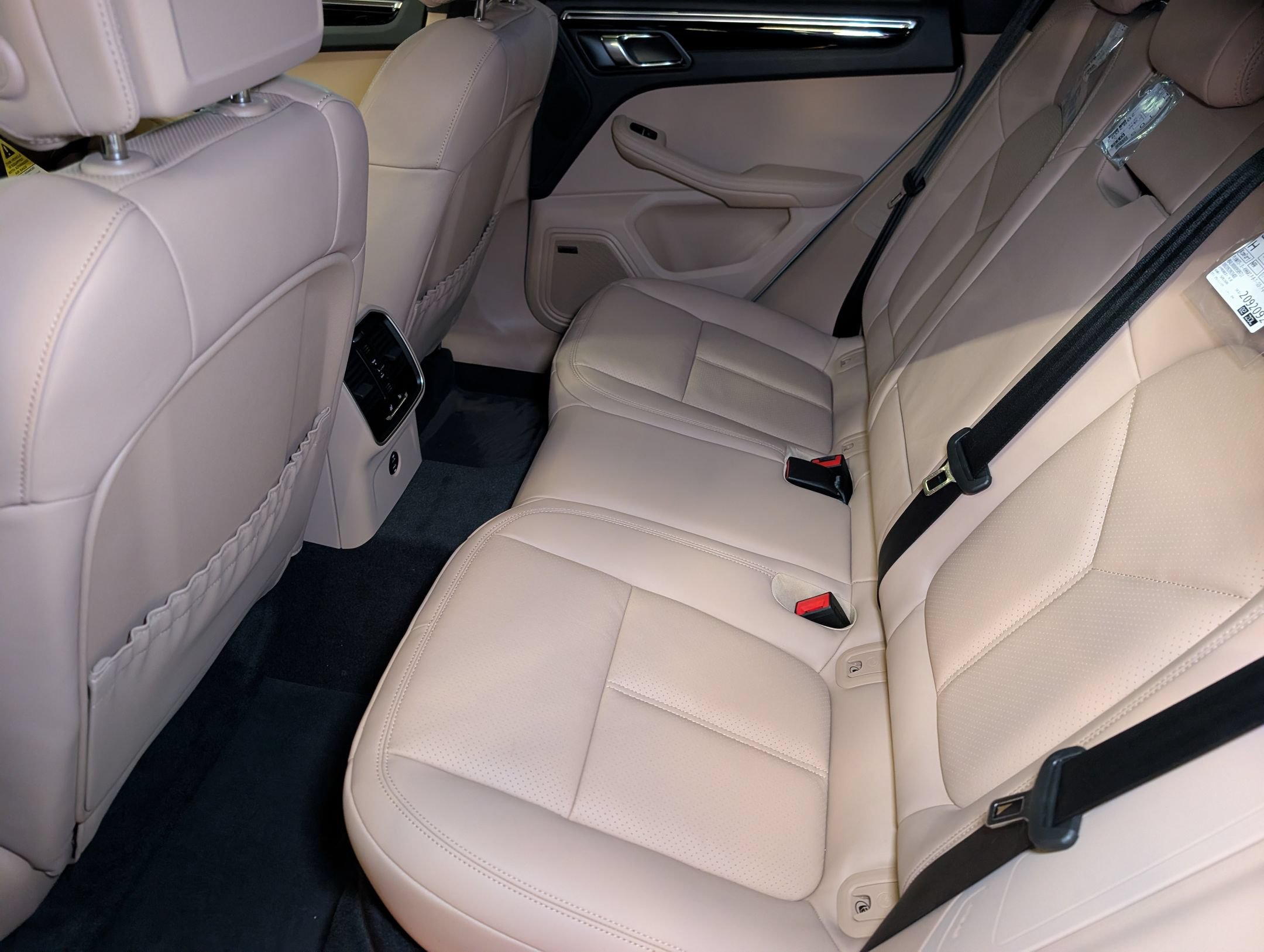 Certified 2026 Porsche Macan AWD/4WD image 27