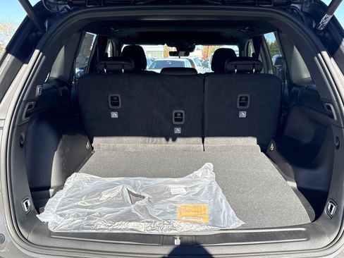 New 2025 Jeep Grand Cherokee Laredo X w/ Luxury Tech Group I image 12