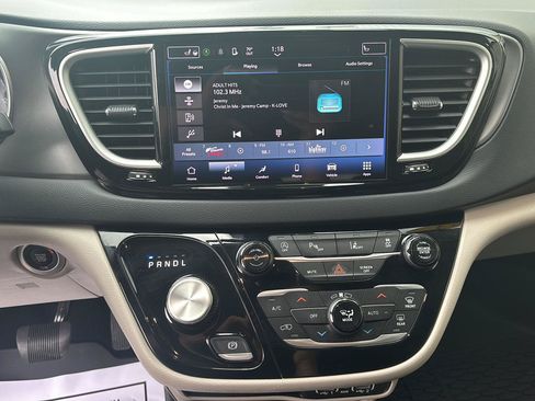 Used 2023 Chrysler Pacifica Touring-L FWD image 14