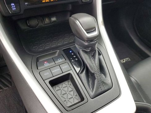 Used 2022 Toyota RAV4 XLE Premium image 32