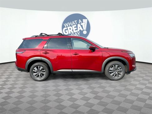 Used 2023 Nissan Pathfinder SV image 2