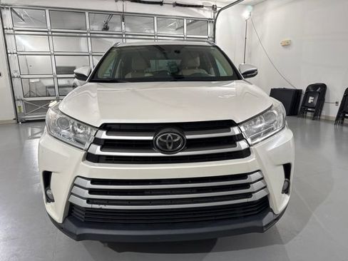 Used 2019 Toyota Highlander XLE FWD image 2