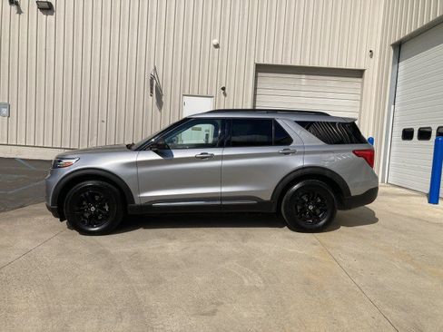 Certified 2020 Ford Explorer XLT w/ Equipment Group 202A AWD/4WD image 3