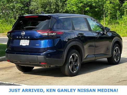 Certified 2025 Nissan Rogue SV AWD/4WD image 3