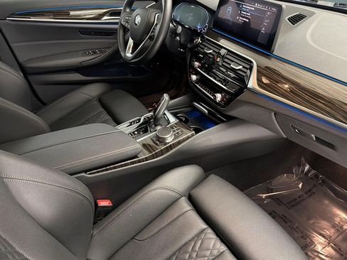 Used 2023 BMW 530e w/ Premium Package image 33