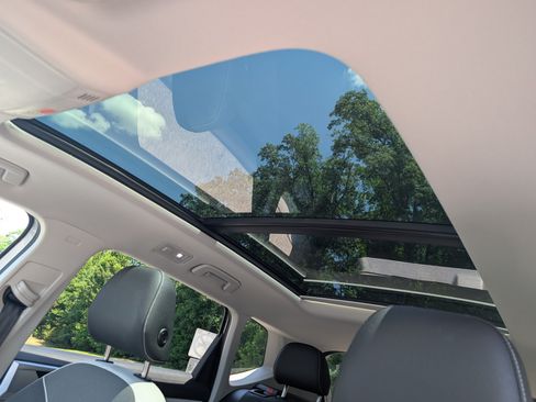 Used 2025 Volkswagen Taos SE w/ Panoramic Sunroof Package FWD image 15