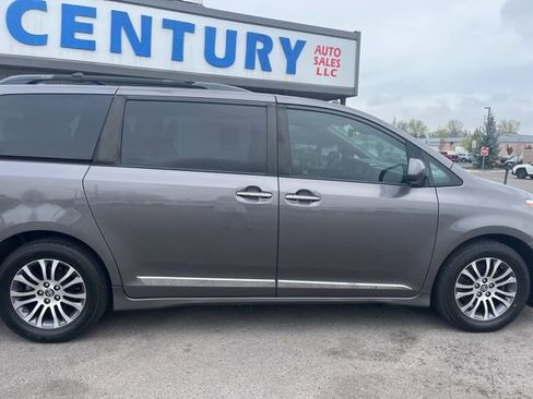 Used 2019 Toyota Sienna XLE w/ XLE Navigation Package FWD image 19