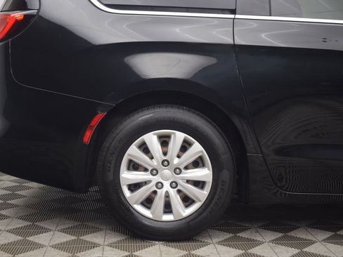 Used 2019 Chrysler Pacifica L FWD image 28