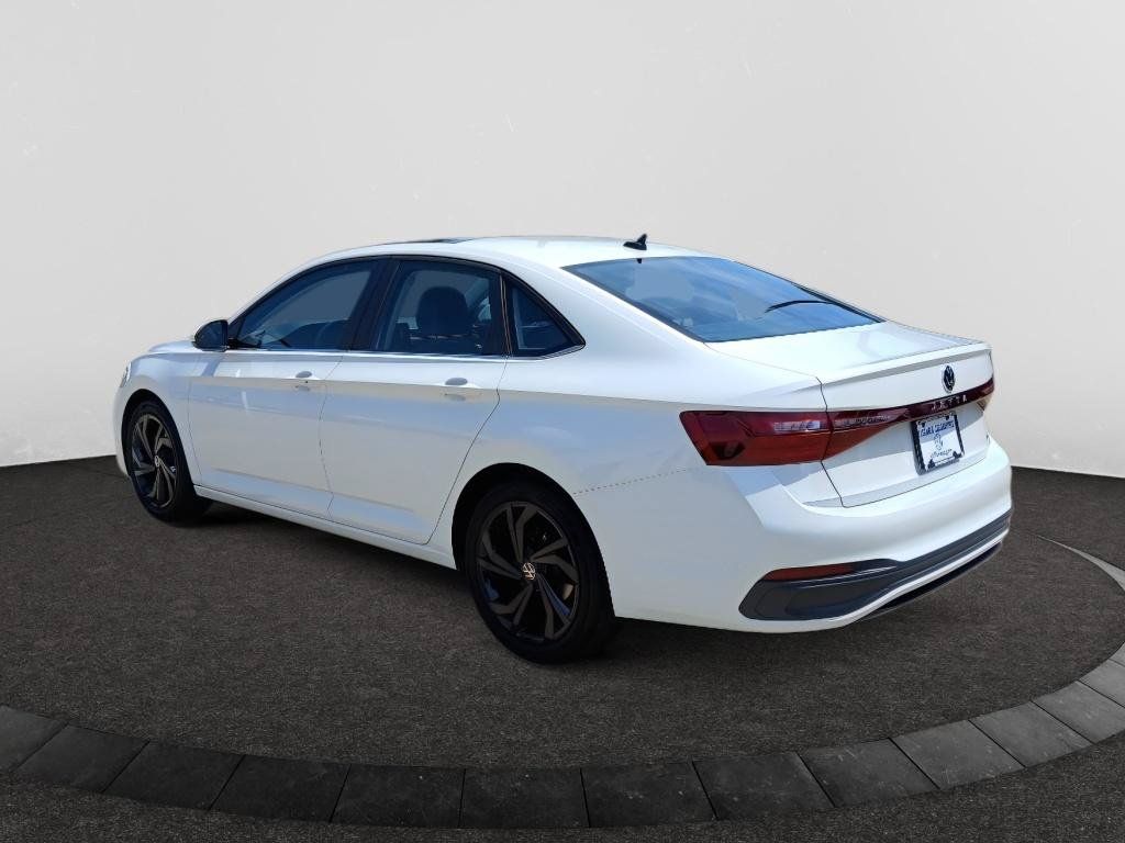 Certified 2025 Volkswagen Jetta SE w/ Sunroof Package FWD image 5