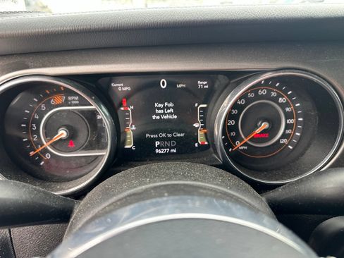 Used 2018 Jeep Wrangler Unlimited Sahara AWD/4WD image 9