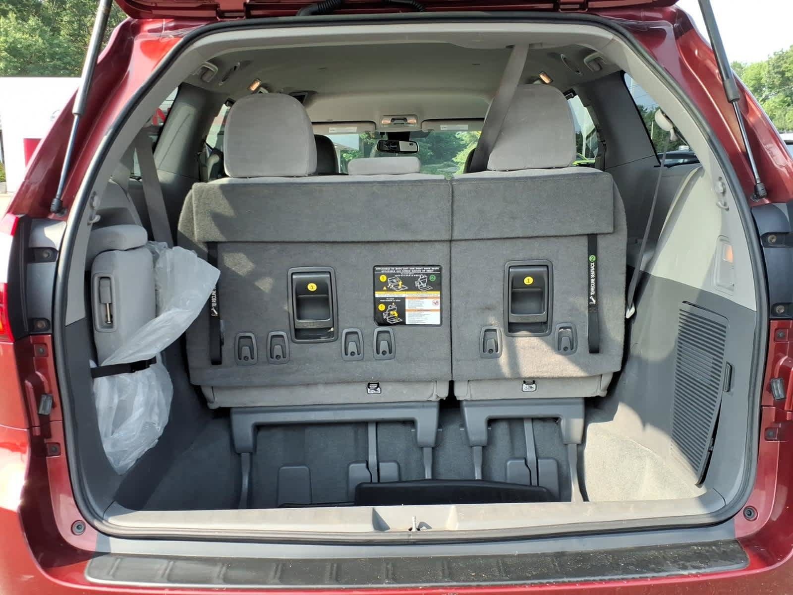 Used 2020 Toyota Sienna LE w/ LE Preferred Package FWD image 14