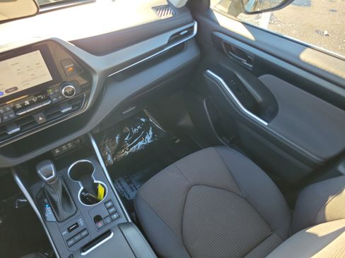 Certified 2023 Toyota Highlander LE image 18