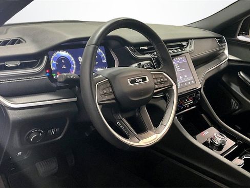 Used 2023 Jeep Grand Cherokee L Laredo image 17