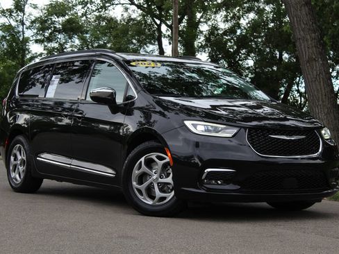 Used 2023 Chrysler Pacifica Limited FWD image 1