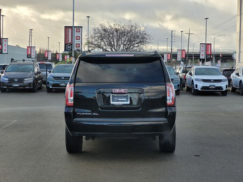 Used 2019 GMC Yukon XL SLT w/ Graphite Performance Edition image 6