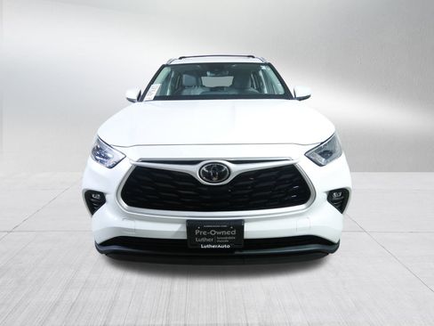 Used 2022 Toyota Highlander XLE image 2