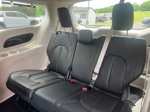 Used 2017 Chrysler Pacifica Touring-L Plus w/ Advanced Safetytec Group FWD image 25