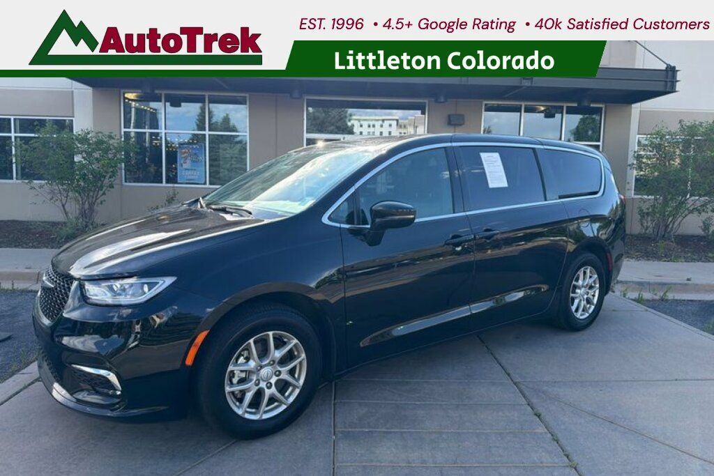 Used 2025 Chrysler Pacifica Select FWD image 1