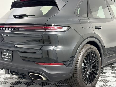Certified 2025 Porsche Cayenne AWD/4WD image 26