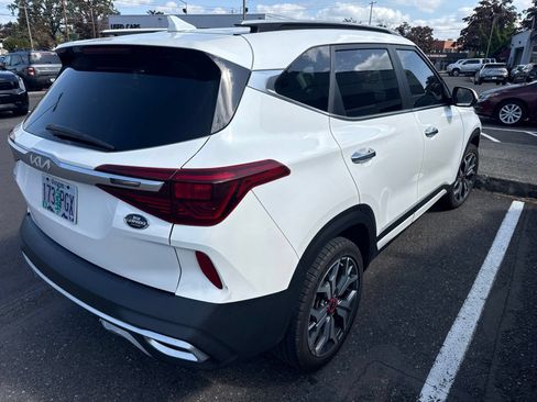 Used 2022 Kia Seltos SX w/ Sunroof Package AWD/4WD image 3