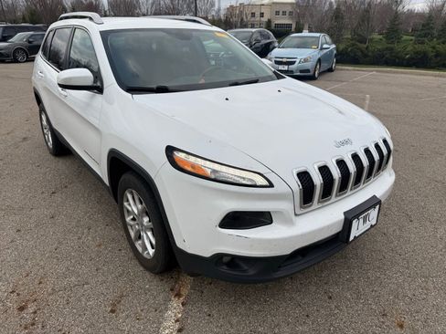 Used 2017 Jeep Cherokee Latitude w/ Comfort/Convenience Group FWD image 3