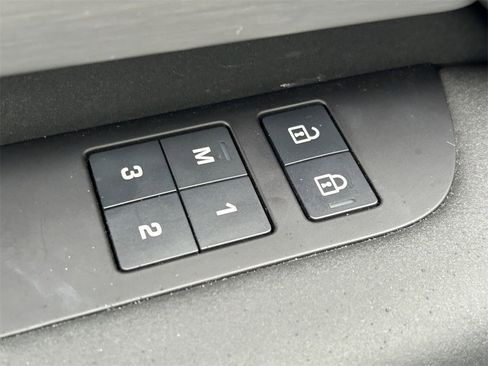 Used 2024 Land Rover Discovery Dynamic SE image 28