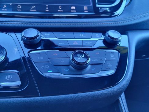 Used 2023 Chrysler Pacifica Pinnacle image 21