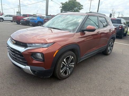 Used 2021 Chevrolet TrailBlazer LT w/ Premium Seating Package FWD image 3