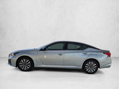 Used 2024 Nissan Altima 2.5 SV image 8