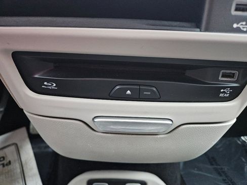 Used 2017 Chrysler Pacifica Limited image 33