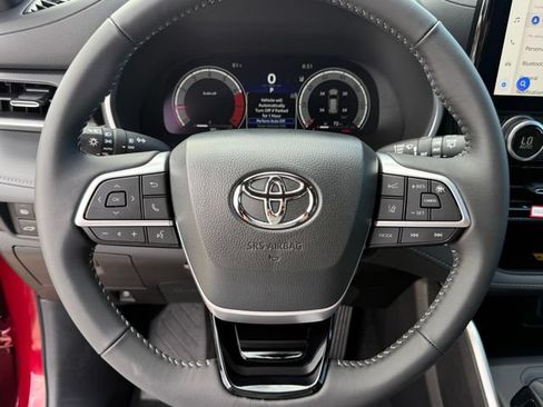 Used 2026 Toyota Highlander XSE AWD/4WD image 13