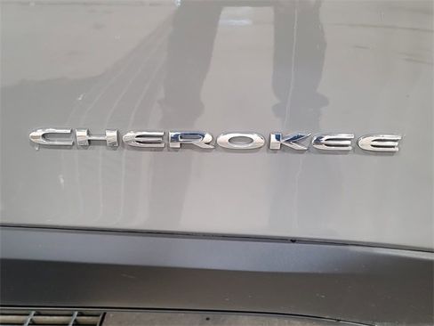 Used 2020 Jeep Cherokee Limited image 30