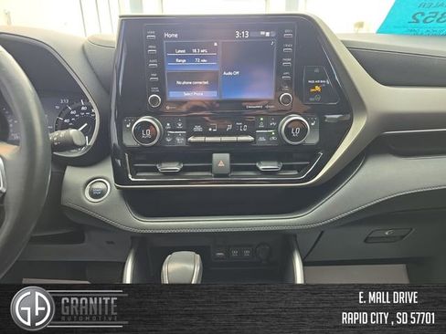 Used 2021 Toyota Highlander XLE image 17