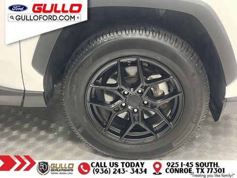 Used 2021 Toyota RAV4 LE AWD/4WD image 29