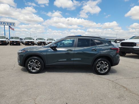 Used 2025 Chevrolet Trax LT FWD image 4