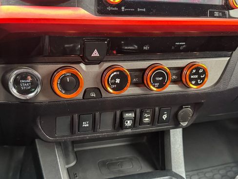 Used 2018 Toyota Tacoma TRD Off-Road image 19