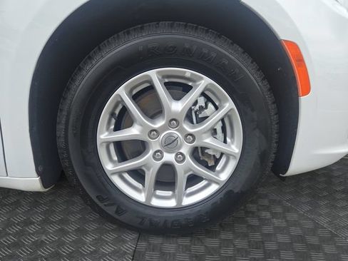 Used 2023 Chrysler Pacifica Touring-L FWD image 38