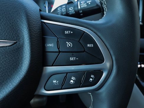 Used 2023 Chrysler Pacifica Touring-L FWD image 29
