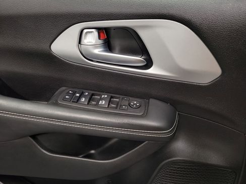 Used 2024 Chrysler Pacifica Touring FWD image 18