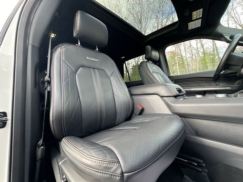 Used 2024 Ford Expedition Platinum image 38