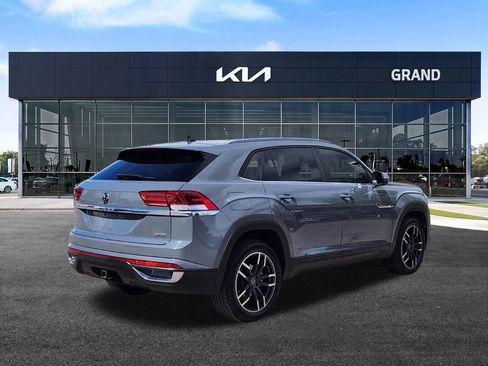 Used 2021 Volkswagen Atlas Cross Sport SE image 5