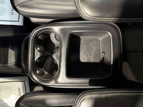 Used 2025 Chrysler Pacifica Select image 18