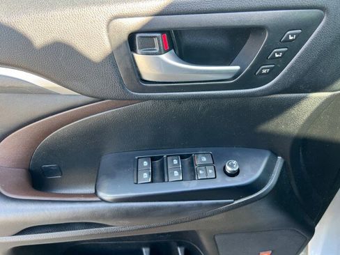 Used 2018 Toyota Highlander Limited image 11