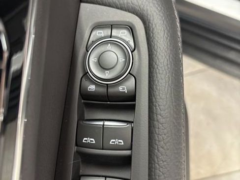 Used 2025 GMC Yukon XL Denali AWD/4WD image 27