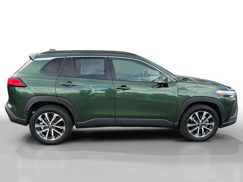 Used 2022 Toyota Corolla Cross XLE image 6