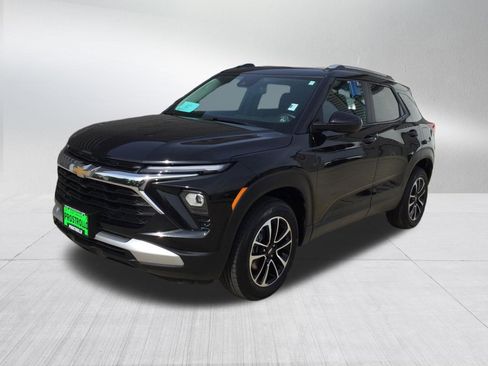 Used 2025 Chevrolet TrailBlazer LT w/ LT Cold Weather Package AWD/4WD image 2